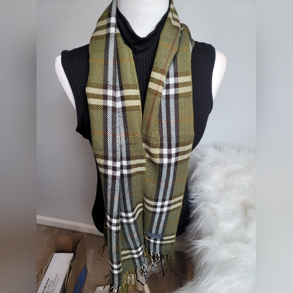 Authentic Burberry 100% Lampswool scarf - Picture 1 of 7